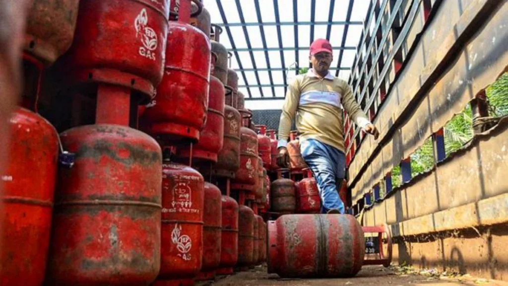 LPG Cylinder Latest News: 92,700 Metric Tons of LPG Will Reach India, Cylinder Shortage Will Be Resolved